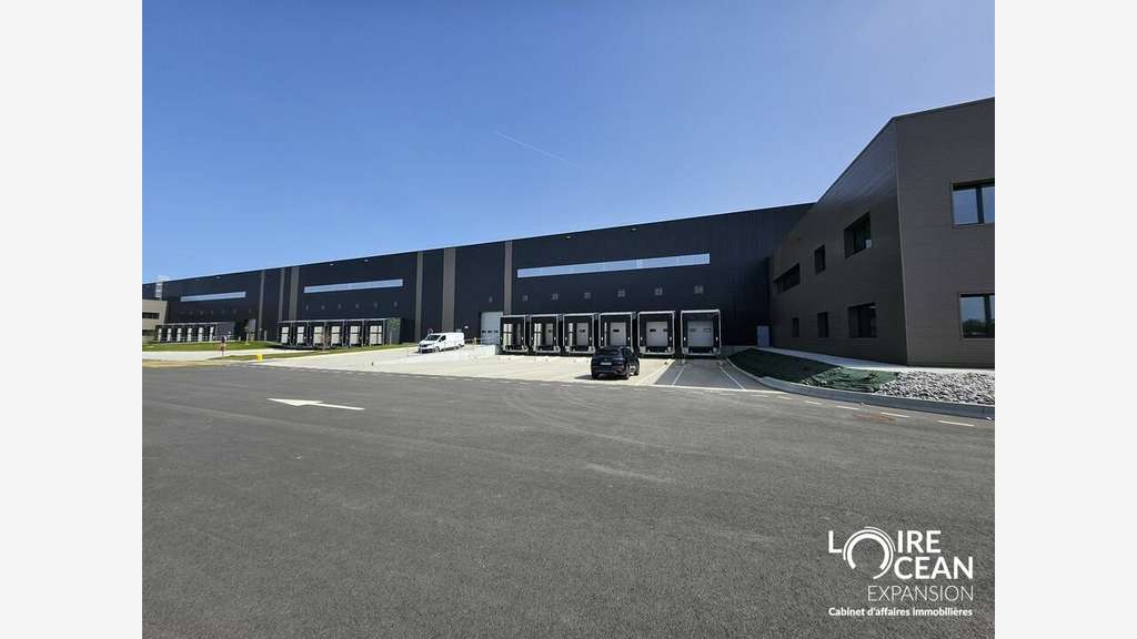 Loue local logistique 12 000m² à St-Jean-d'Hermine
