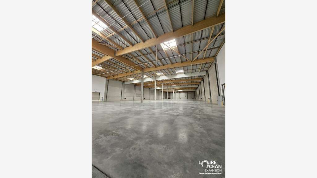 Loue local logistique 12 000m² à St-Jean-d'Hermine