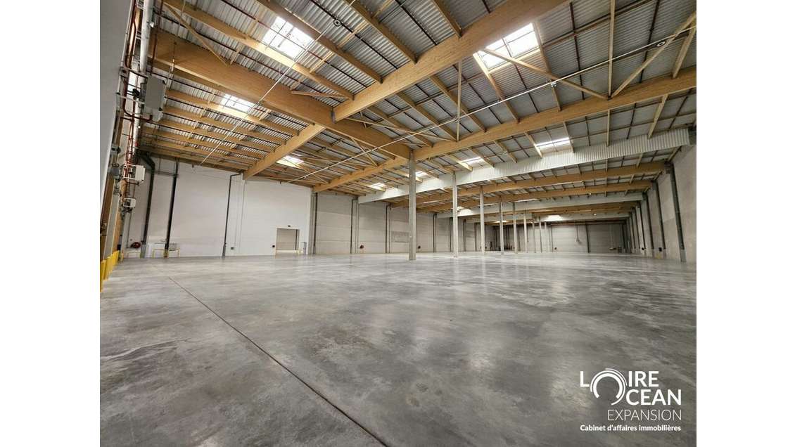 Loue local logistique 12 000m² à St-Jean-d'Hermine