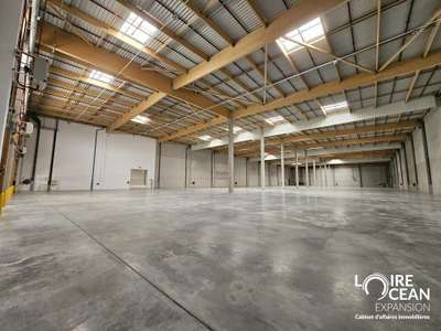 Loue local logistique 12 000m² à St-Jean-d'Hermine