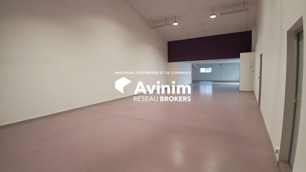 Local d'activité 680m² avec 2300m² de parking