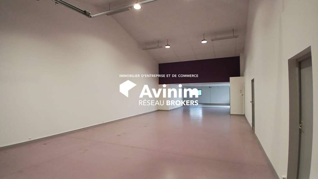 Local d'activité 680m² avec 2300m² de parking