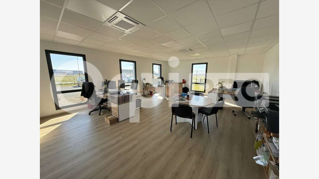 Local neuf 400m² à Saint-Jean-de-la-Neuville