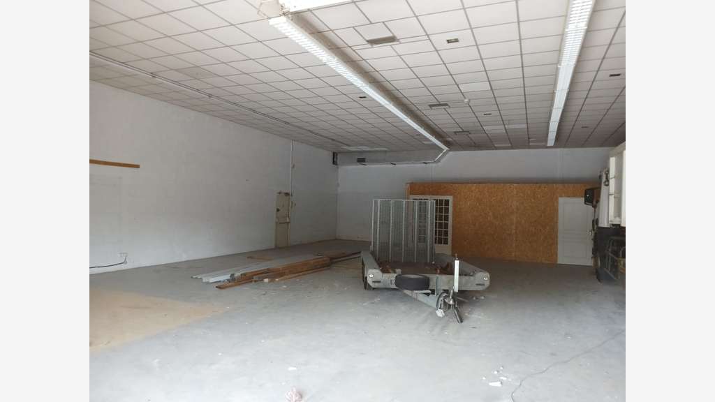 Local d'activité 261m² à Saint Léger de Lignères