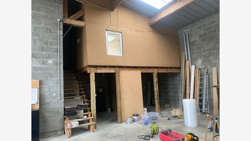 A louer entrepôt  197m² Saint-Jean-de-Linières
