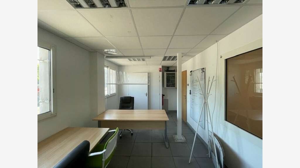 A louer bâtiment récent 1073m² Saint Jean de Védas