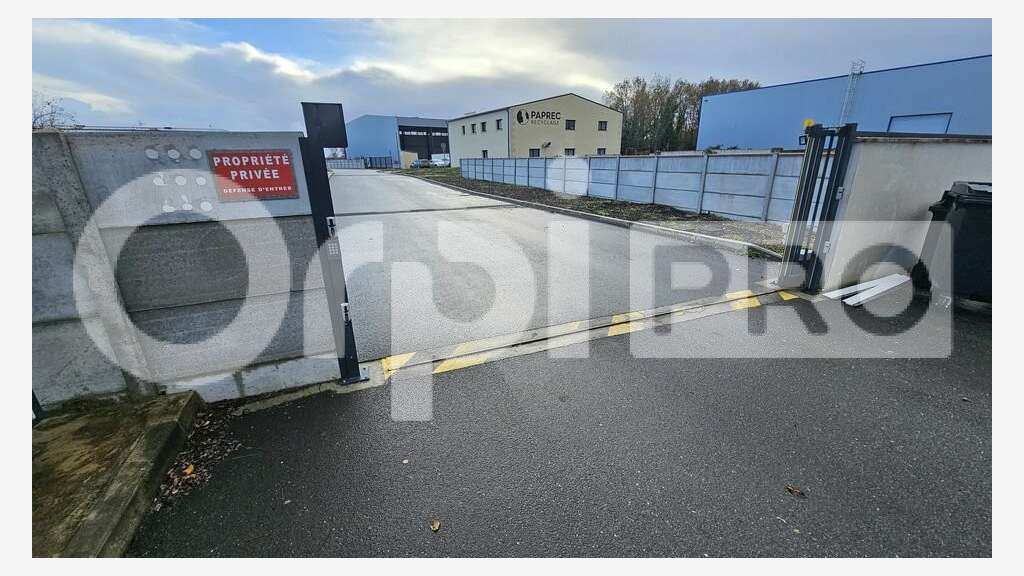 Entrepôt 210m² à louer à Saint-Jean-d'Illac