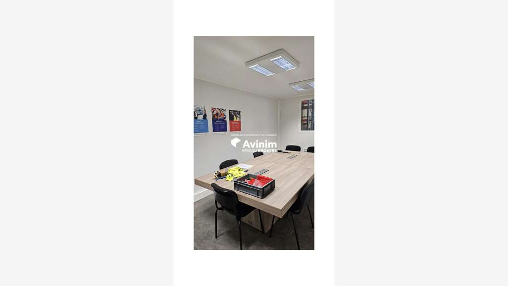 Locaux d'activités 738m² à louer à Châteaubourg