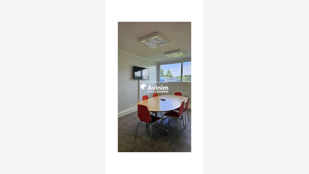 Locaux d'activités 738m² à louer à Châteaubourg