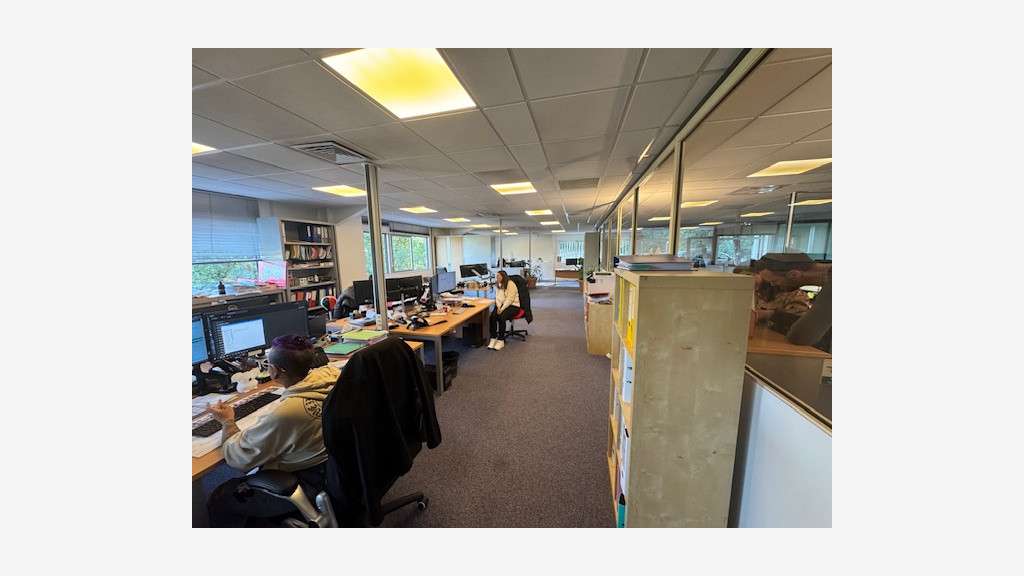 A louer entrepôt 1800m² sur 1500m² à St-Jeannet
