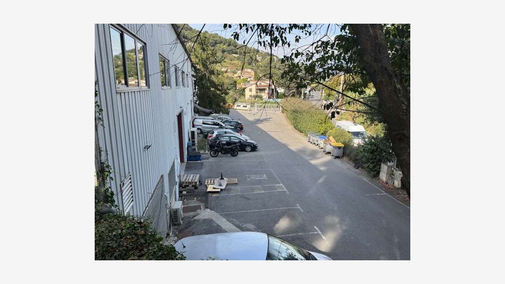 A louer entrepôt 1800m² sur 1500m² à St-Jeannet