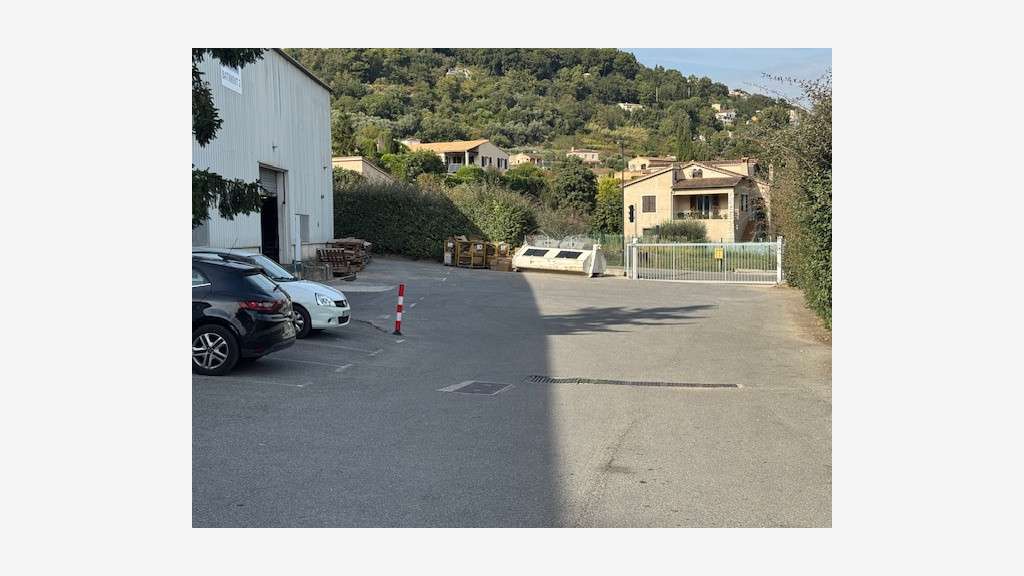 A louer entrepôt 1800m² sur 1500m² à St-Jeannet