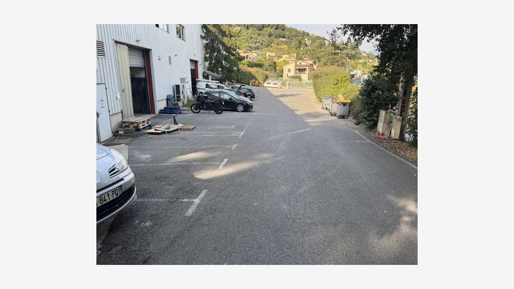 A louer entrepôt 1800m² sur 1500m² à St-Jeannet