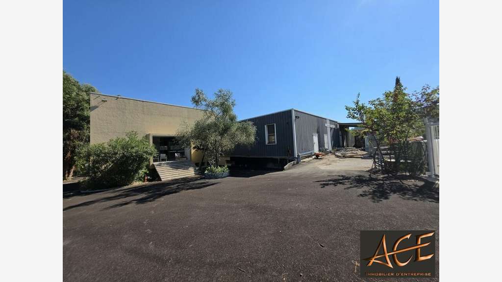 Bâtiment d'activité 930m² à louer ZAC St Estève