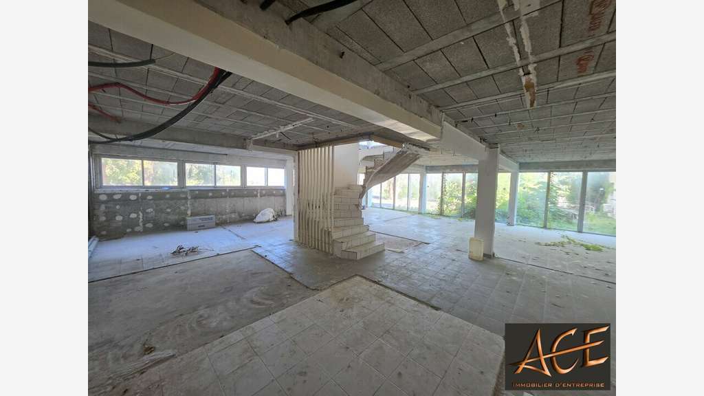 Bâtiment d'activité 930m² à louer ZAC St Estève