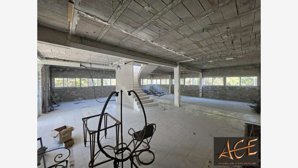 Bâtiment d'activité 930m² à louer ZAC St Estève