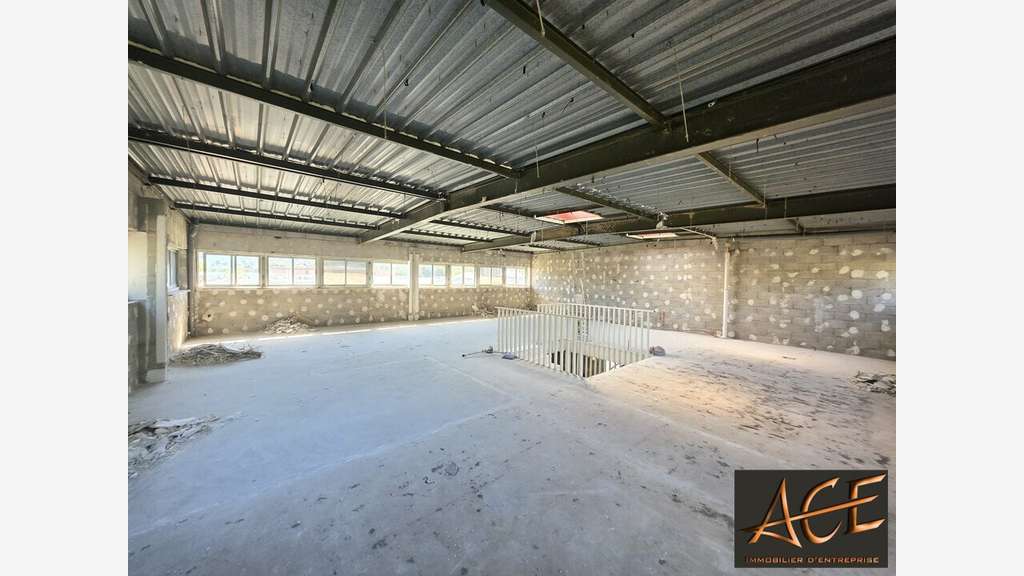 Bâtiment d'activité 930m² à louer ZAC St Estève