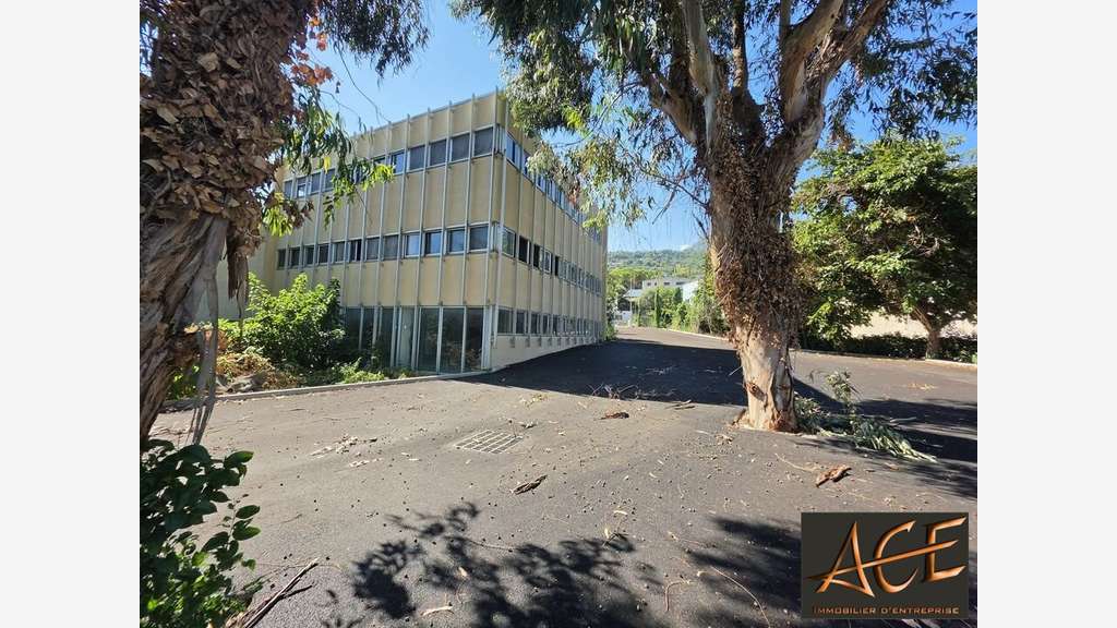 Bâtiment d'activité 930m² à louer ZAC St Estève