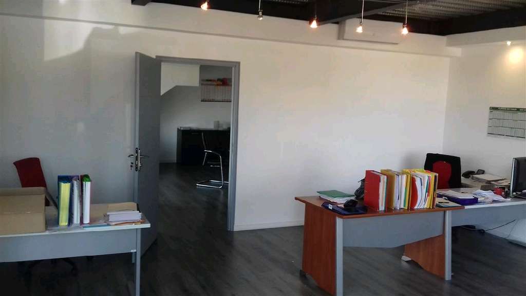 Local d'activités de 874m² à louer à Saint Jory