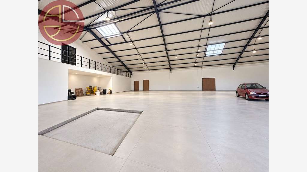 A louer entrepôt 617m² accès RN20 à Saint-Jory