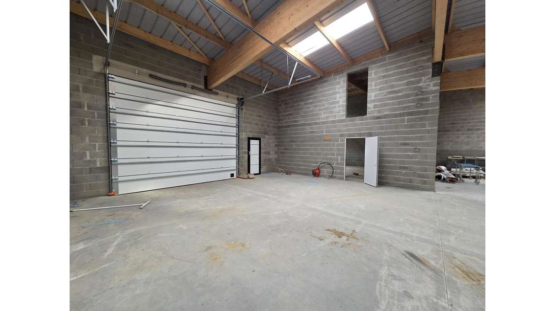 Local d'activité 430m² à louer à Angers Ouest