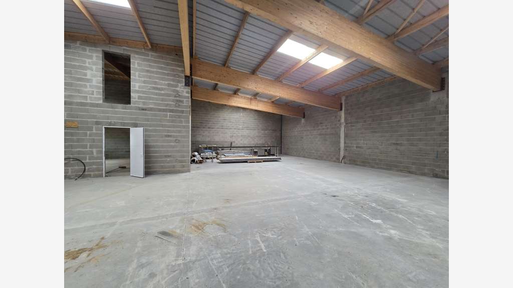 Local d'activité 430m² à louer à Angers Ouest