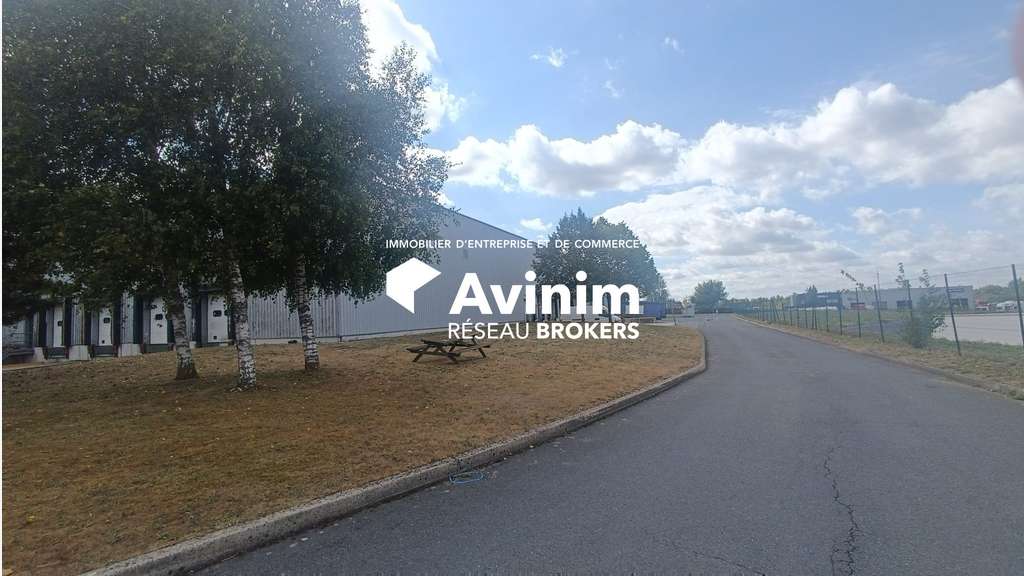 Bâtiment logistique de 3018m² à louer prox Arras