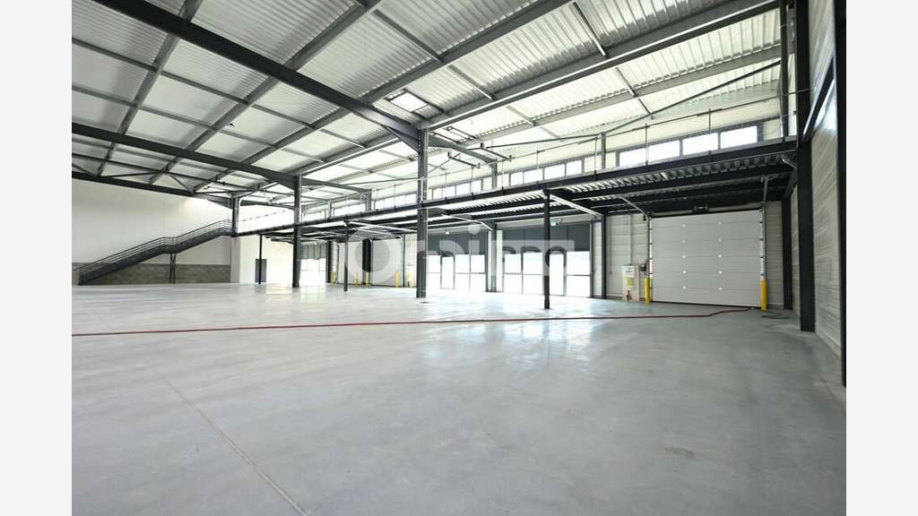Local d'activité 1328m² à louer St Laurent de Mure
