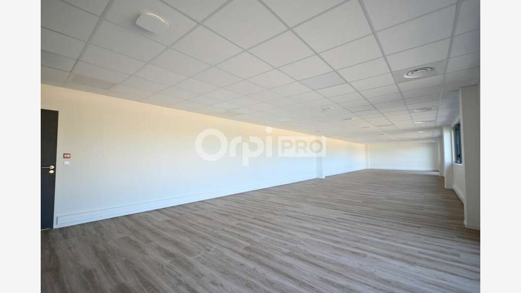 Local d'activité 1328m² à louer St Laurent de Mure