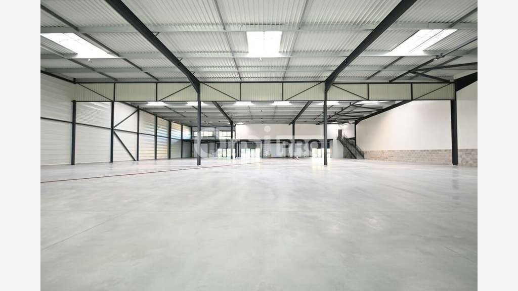 Local d'activité 1328m² à louer St Laurent de Mure