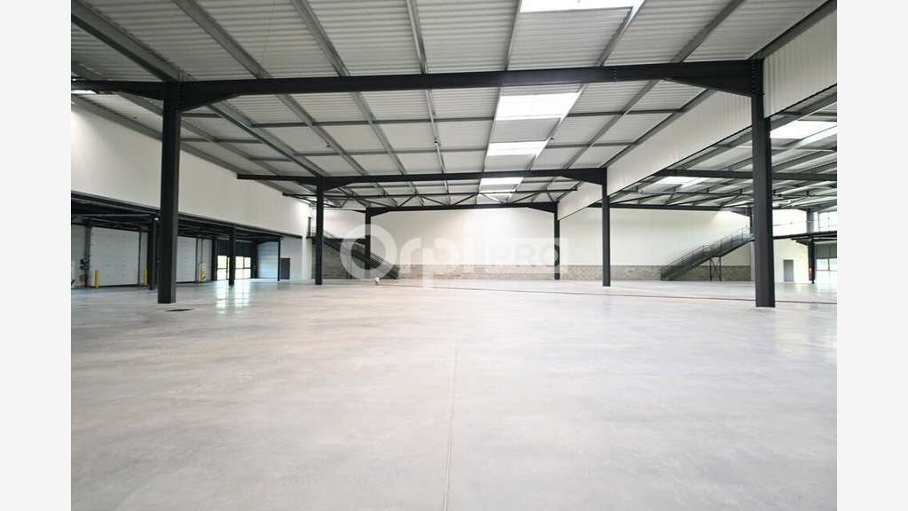 Local d'activité 1328m² à louer St Laurent de Mure