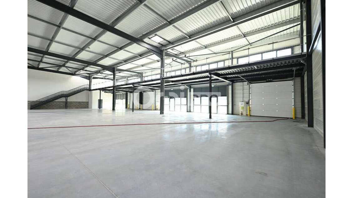 Local d'activité 1328m² à louer St Laurent de Mure