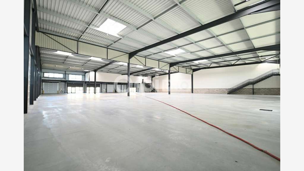 Local d'activité 1328m² à louer St Laurent de Mure
