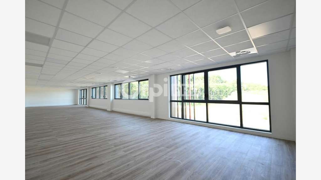 Local d'activité 1328m² à louer St Laurent de Mure