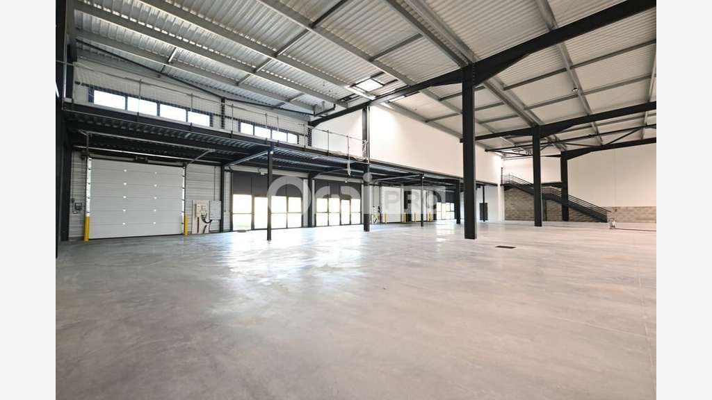 Local d'activité 1328m² à louer St Laurent de Mure