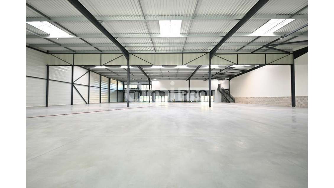 Local d'activité 1328m² à louer St Laurent de Mure