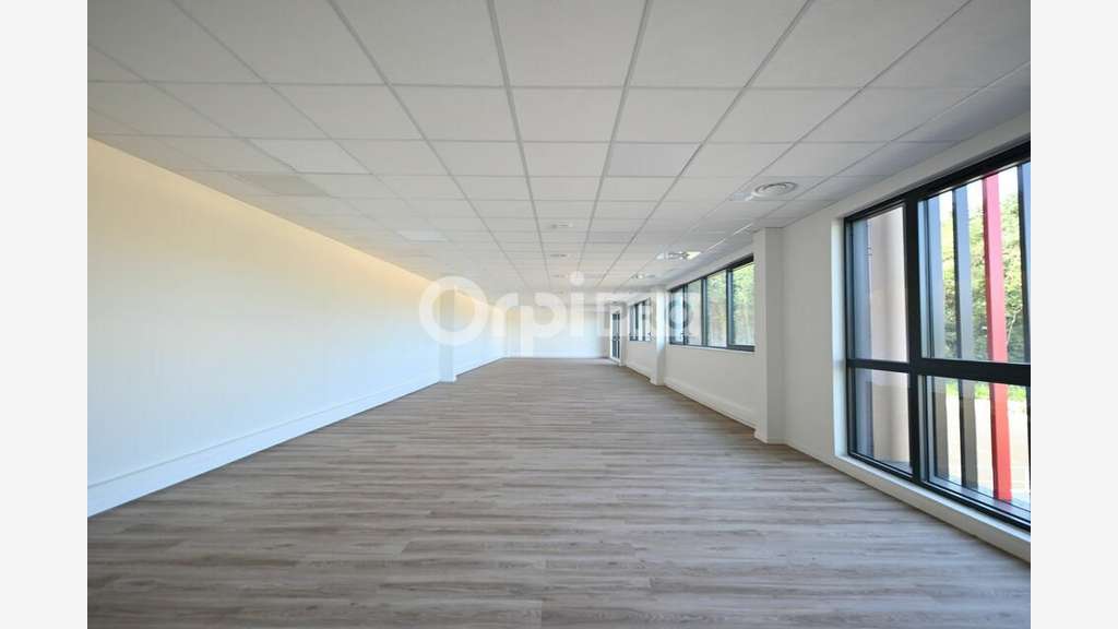 Local d'activité 1328m² à louer St Laurent de Mure