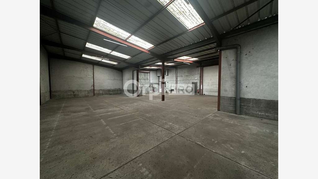 Loue local d'activité 746m² Saint Laurent de Mure