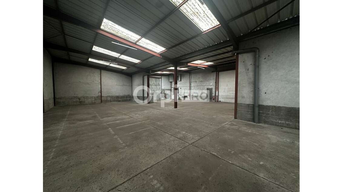 Loue local d'activité 746m² Saint Laurent de Mure