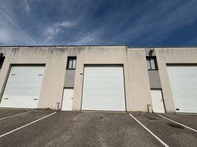 Loue locaux d'activités 369m² St-Laurent-de-Mure