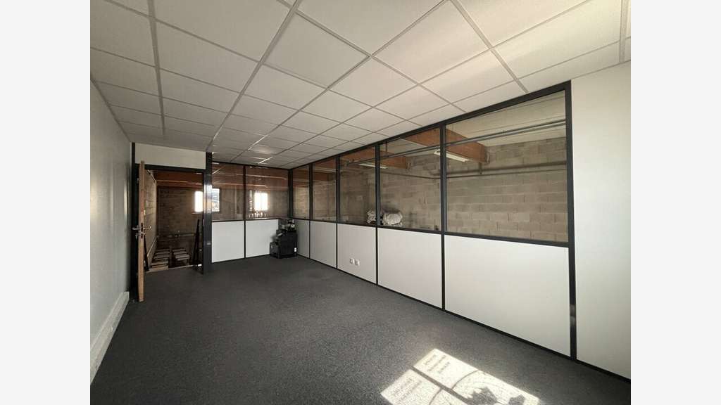Loue locaux d'activités 369m² St-Laurent-de-Mure