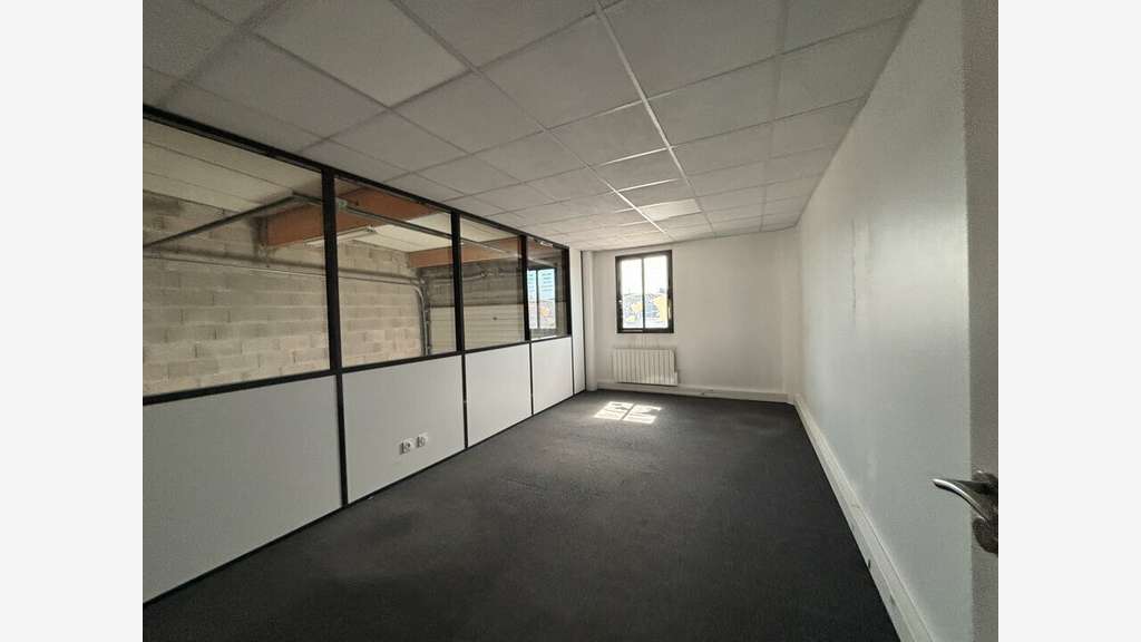 Loue locaux d'activités 369m² St-Laurent-de-Mure