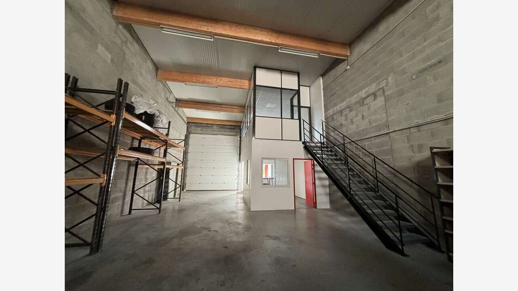Loue locaux d'activités 369m² St-Laurent-de-Mure