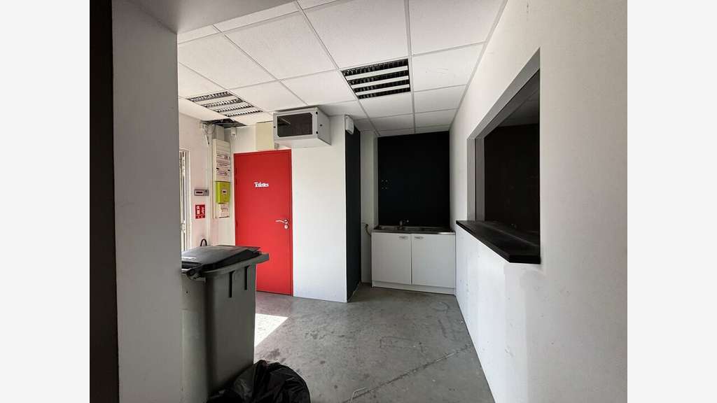 Loue locaux d'activités 369m² St-Laurent-de-Mure