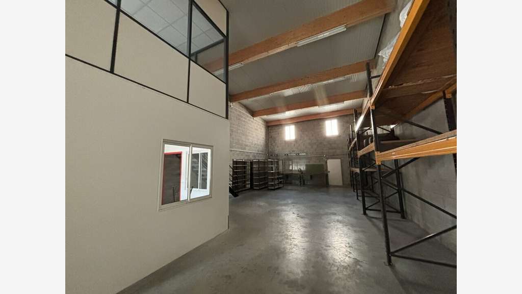 Loue locaux d'activités 369m² St-Laurent-de-Mure