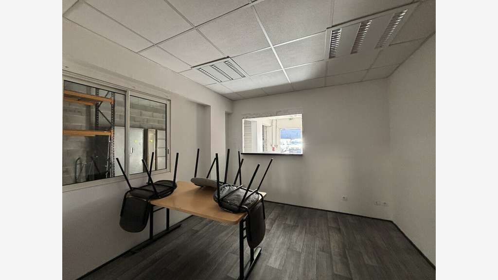 Loue locaux d'activités 369m² St-Laurent-de-Mure