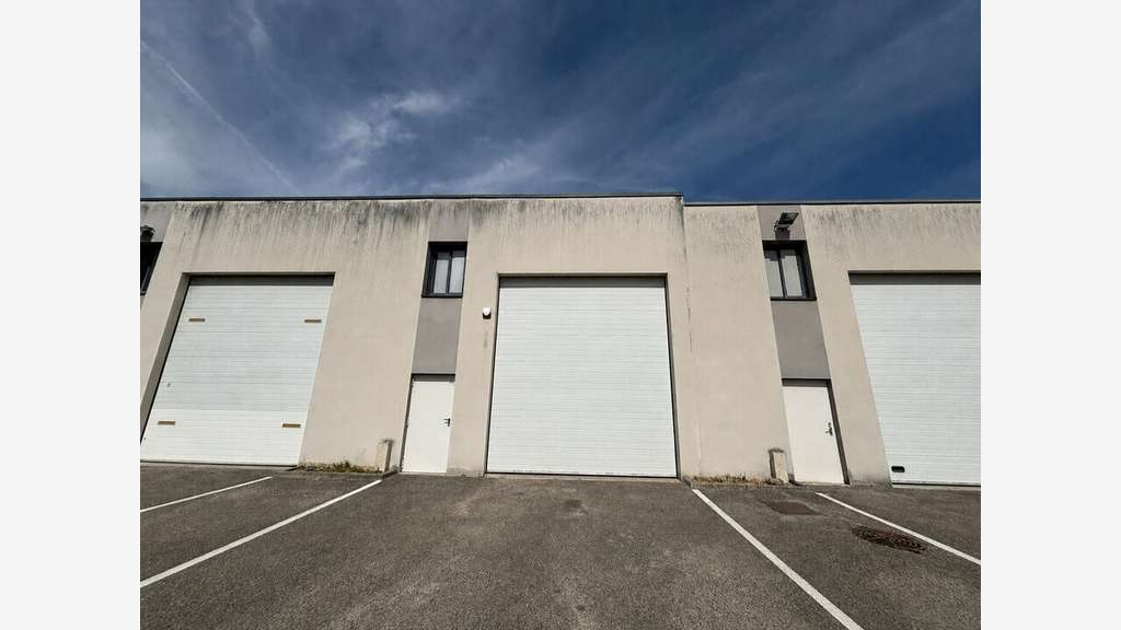 Loue locaux d'activités 369m² St-Laurent-de-Mure