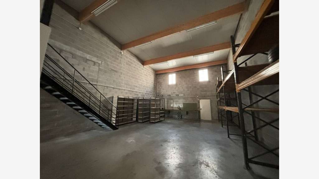Loue locaux d'activités 369m² St-Laurent-de-Mure