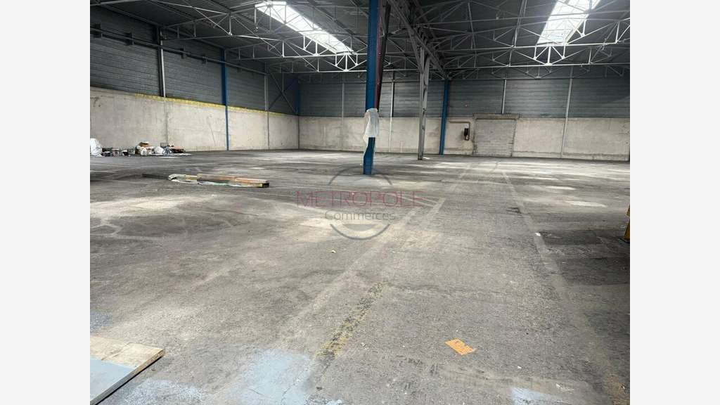 Entrepôt de 2745m² à louer à Saint-Laurent-du-Var