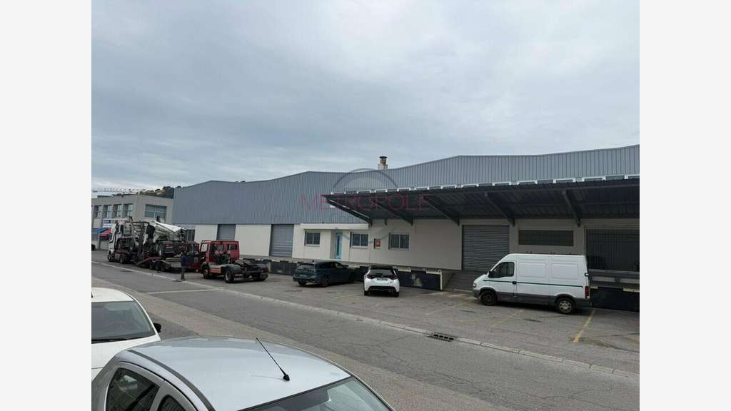 Entrepôt de 2745m² à louer à Saint-Laurent-du-Var